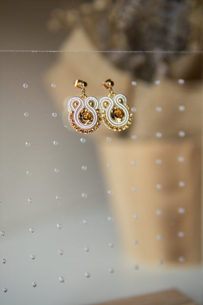 Set portaorecchini in rovere e plexiglas “Oggi amati un po’ di più” by Cristina Dolcini e paio di orecchini Vojage by JewelsLab di Erica
