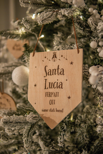 Targa natalizia in legno da appendere “Santa Lucia fermati qui”