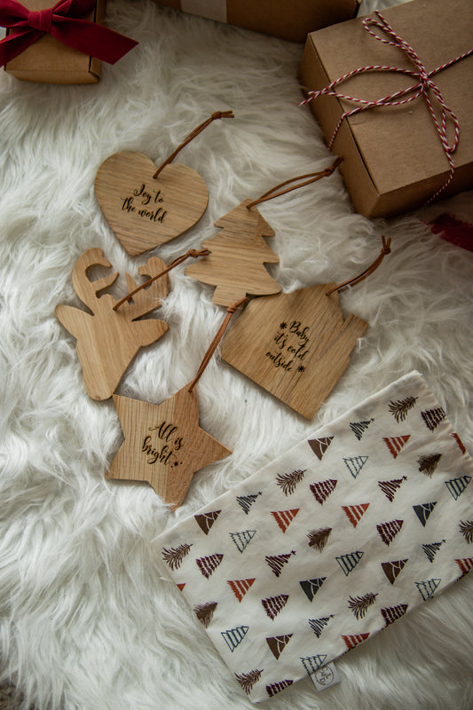 Set 5 decorazioni per albero in legno di rovere misto con sacchetto in cotone