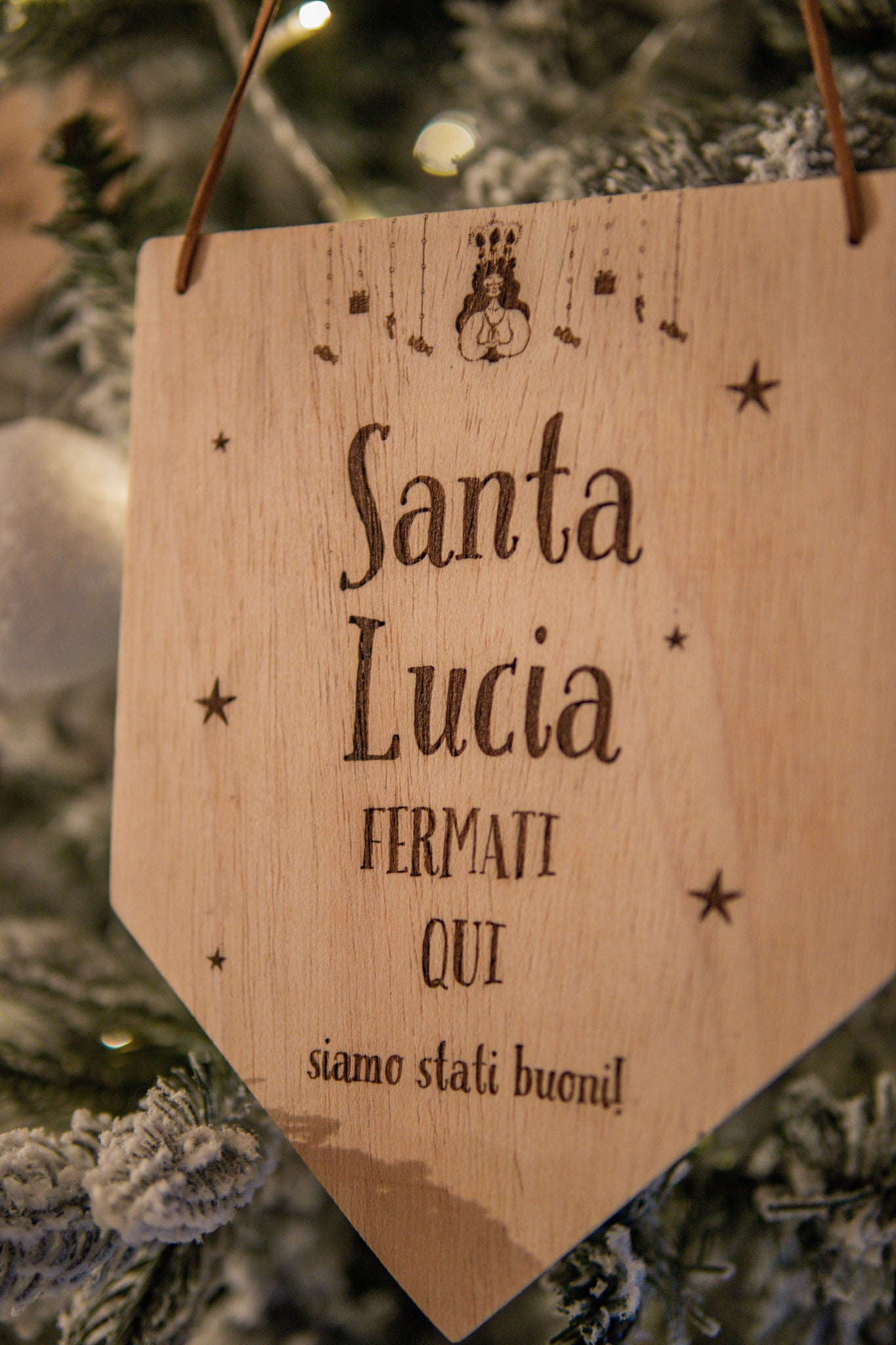 Targa natalizia in legno da appendere “Santa Lucia fermati qui”