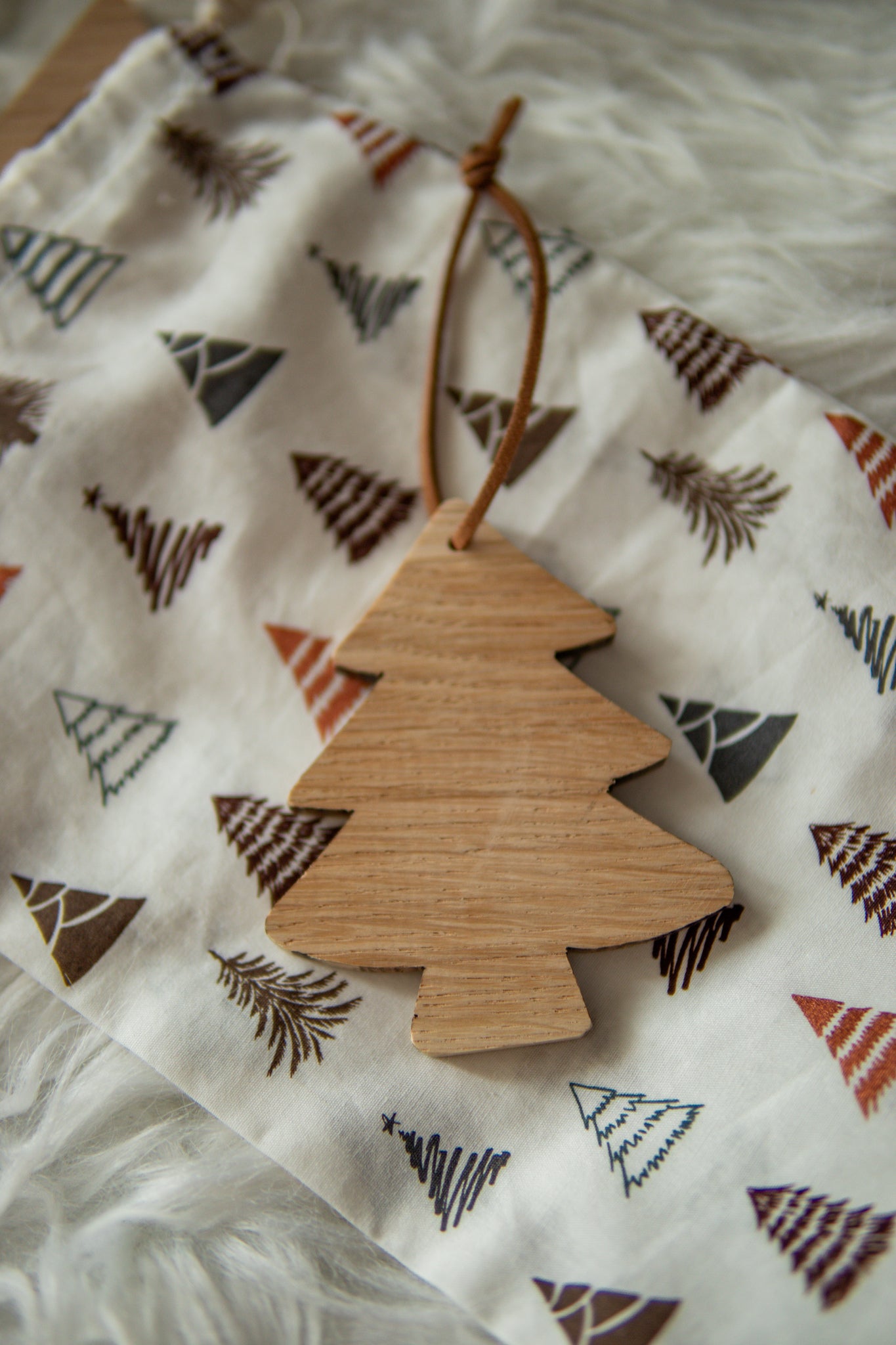 Set 5 decorazioni per albero in legno di rovere alberelli con sacchetto in cotone
