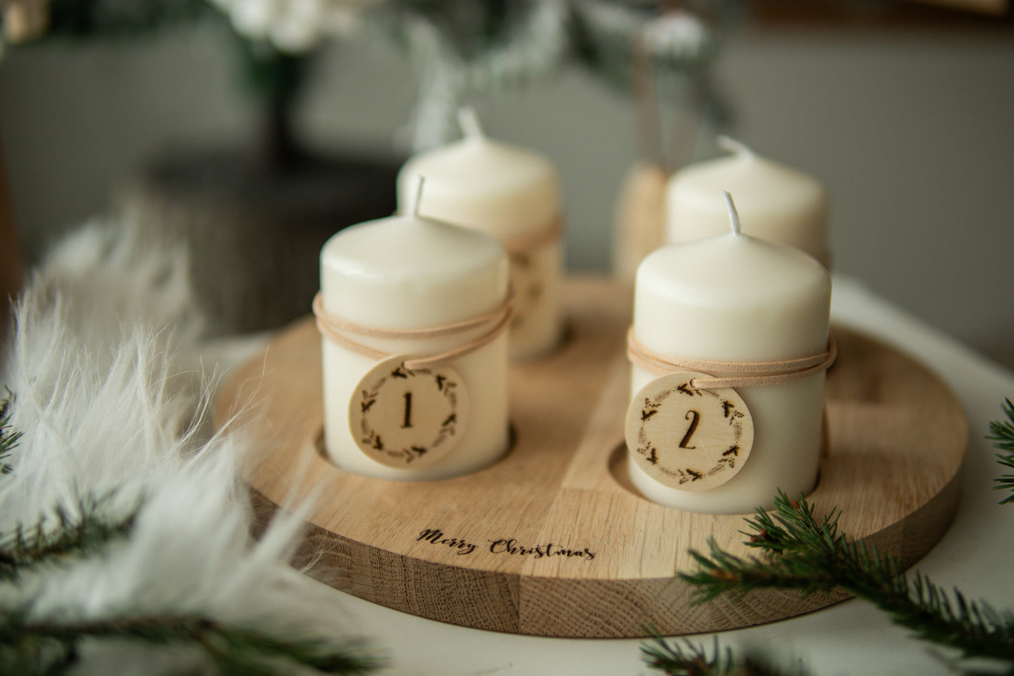 Vassoio dell’avvento in legno di rovere con candele e tag numerati