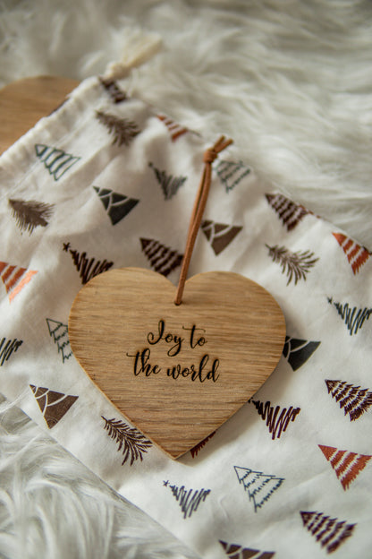 Decorazione per albero in legno di rovere Cuore “Joy to the world”