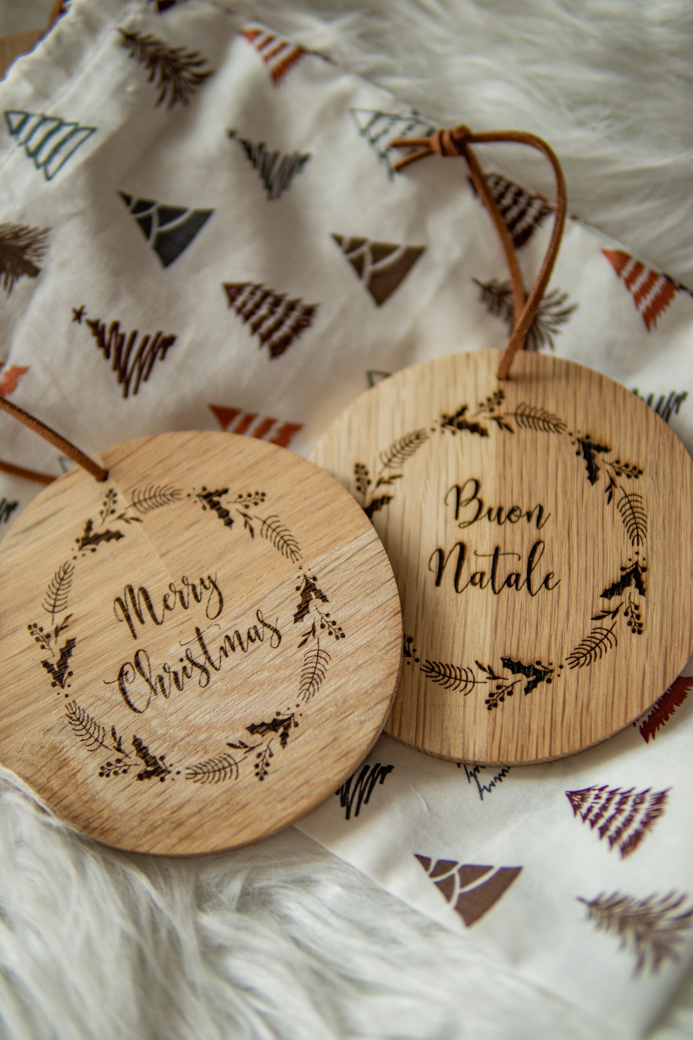 Set 5 decorazioni per albero in legno di rovere tonde con sacchetto in cotone
