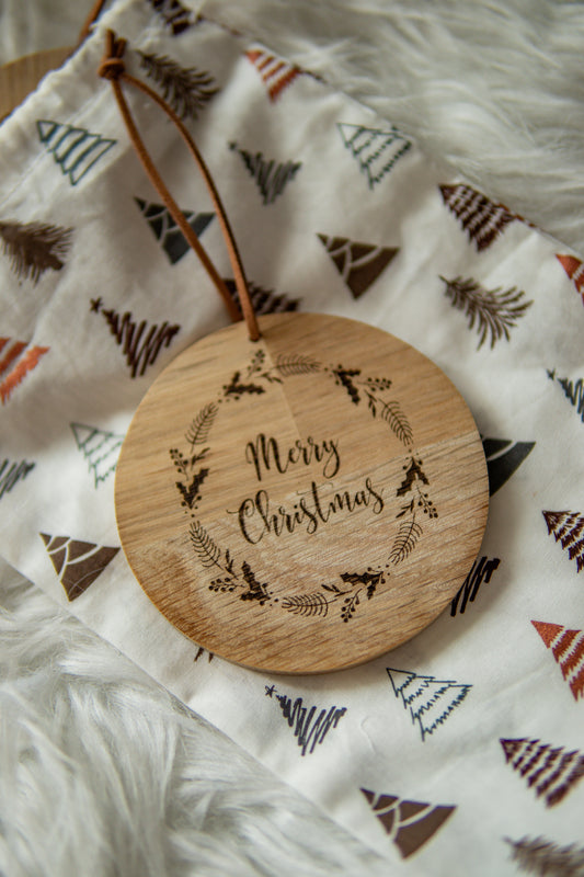 Decorazione per albero in legno di rovere tonda “Merry Christmas”