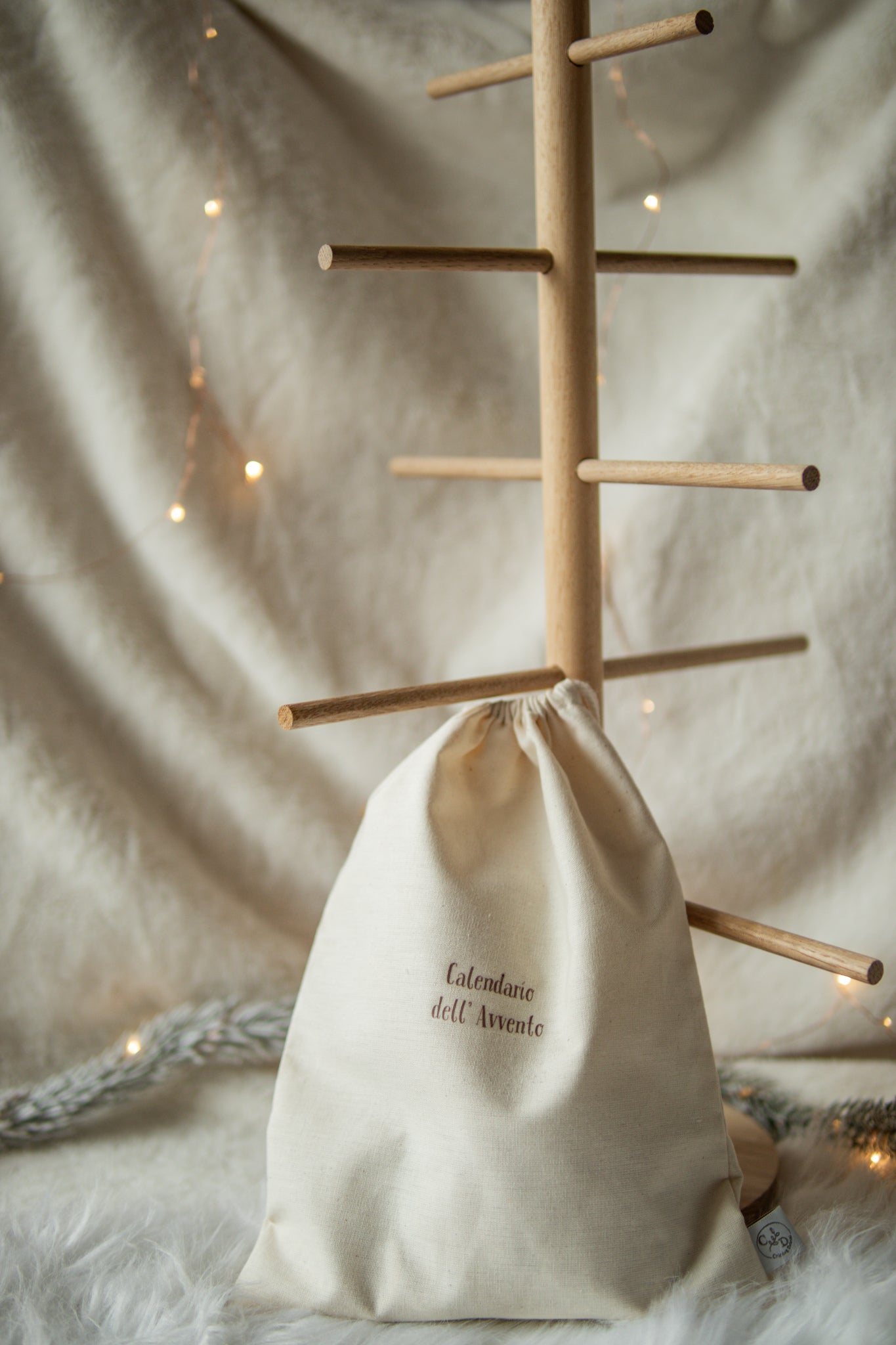 Calendario dell’Avvento stile nordico fatto a mano componibile composto da Albero in legno e set di sacchetti con tag numeri
