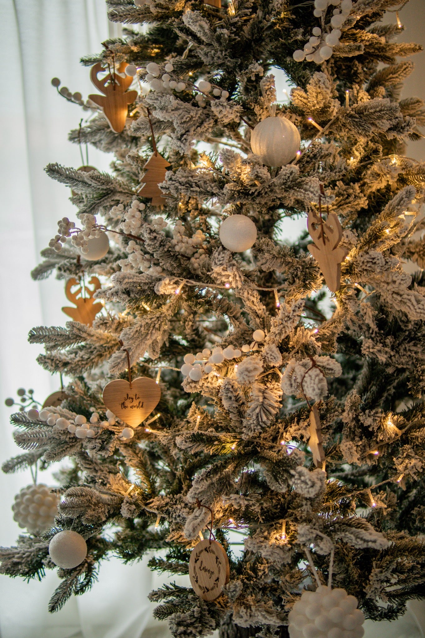 Decorazione per albero in legno di rovere tonda “Merry Christmas”