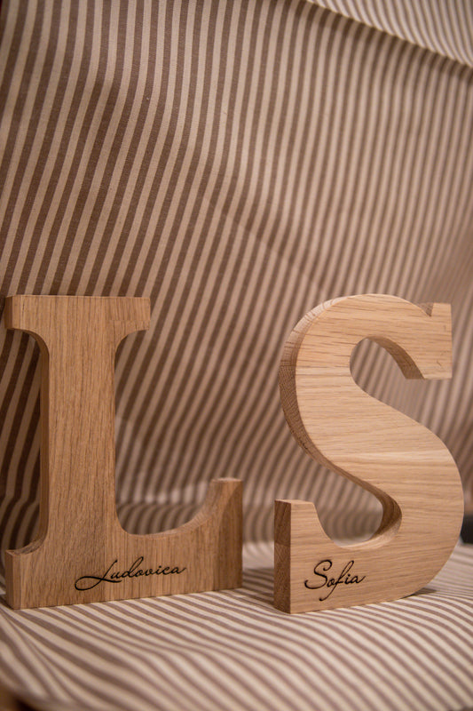 Lettera in legno di rovere personalizzata 18 cm d’appoggio