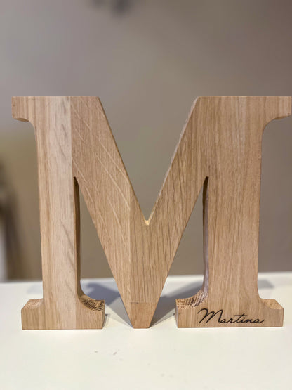 Lettera in legno di rovere personalizzata 18 cm d’appoggio